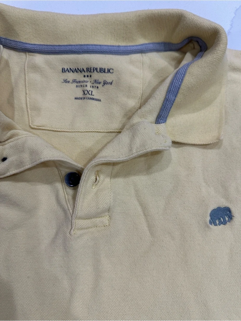 Banana Republic Men's Cream Polo with Subtle Chest Logo